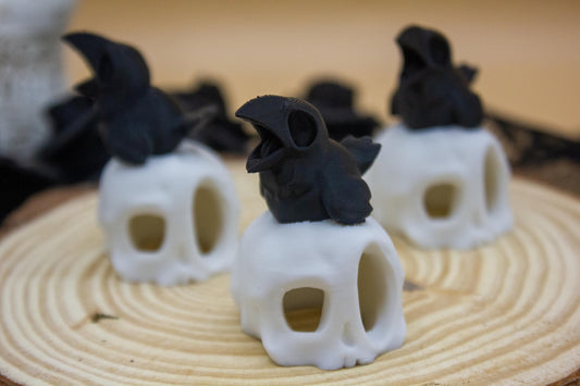 Small Skull and Crow Figure – Gothic Desk Decor, Spooky Miniature, Halloween Aesthetic, 3D Printed Gift